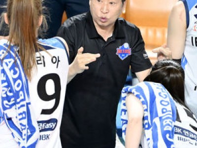 IBK기업은행 김호철 감독 한국도로공사에 패배하며 연패 끊기 실패